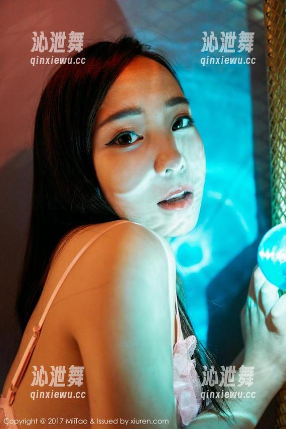 蜜桃社 - 友情提醒：温心怡的丝袜图包，别被诱惑晕了头！