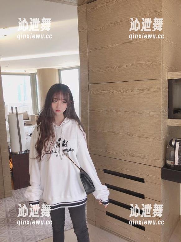 邻居妹妹的日常模样，过期米线线的私拍图包，不一样的柔和