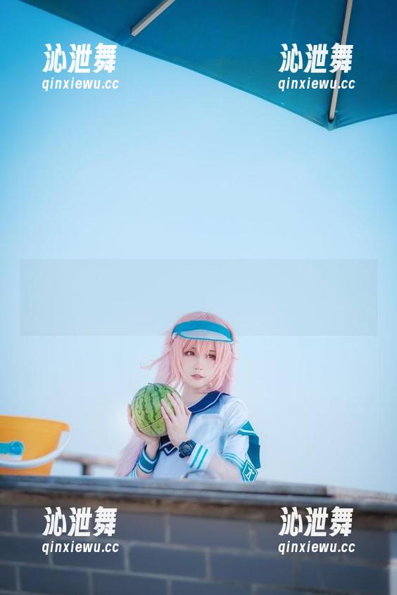 金鱼yui 浴缸的金鱼yui——是不是该提醒她穿衣服啊?原图和照片让我想到的全是裙子!
