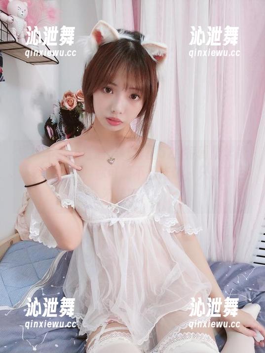 雯妹不讲道理的最新套图520特辑豪华版，爱心满分，你可能不想吃饭，只想“目不转睛”！