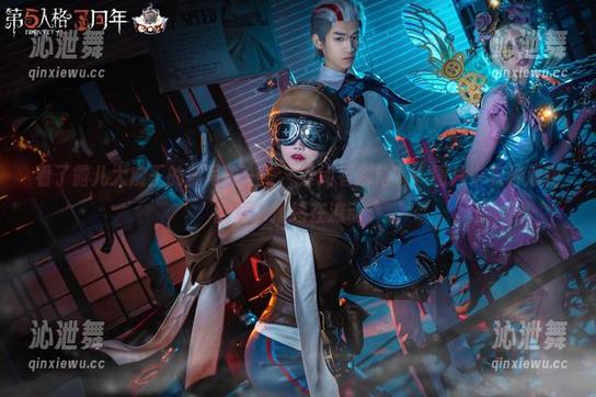看了露儿大魔王的新写真——“禁闭者娜恰”，图片中有种难得的复杂情绪在流动。