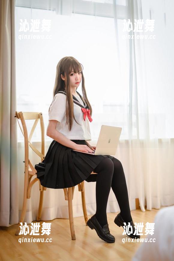 人生第一次被破T恤打动，青水百合子的私拍原图让我想摆pose，不错不错！