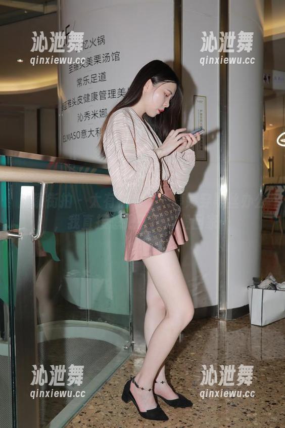 魔镜街拍-婷婷 魔镜街拍 - 太有福利了:婷婷穿黑丝办公,我直接想把工作桌搬回家…
