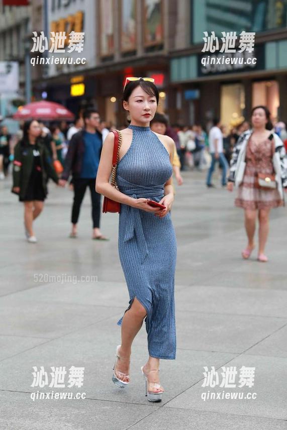 魔镜街拍图集：白色包臀裙的诱惑，精选到我都想掉进裙子里了！